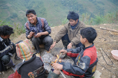 Dù[-]đã[-]rất[-]quen[-]với[-]giá[-]lạnh[-]vẫn[-]cần[-]hơi[-]ấm[-]của[-]lửa[-]để[-]sưởi